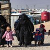 العراق يُسلّم إسبانيا 15 طفلاً وامرأة من مخيم الهول السوري