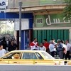 العشرات من المواطنين يتظاهرون وسط بغداد للمطالبة بإلغاء الرواتب التقاعدية للبرلمانيين 
