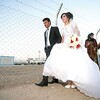 لاجئان سوريان يقيمان حفل زواجهما داخل مخيم في كردستان العراق