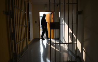 سجناء يُدانون مرتين على نفس القضية.. سجون العراق تكتظ بآلاف البشر وانتشار المخدرات والأمراض