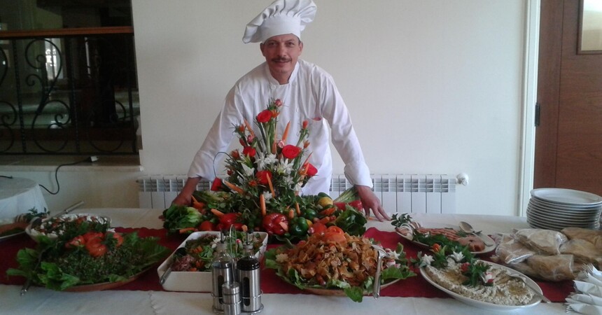الشيف السوري خالد عزام يصنع أطول ساندويش شاورما لإطعام النازحين في العراق