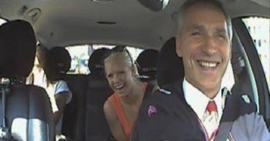 رئيس وزراء النرويج يعمل سائق سيارة أجرة ليوم واحد للتعرف على آراء الناس بالسياسة