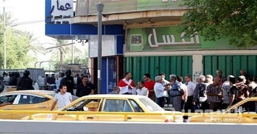 العشرات من المواطنين يتظاهرون وسط بغداد للمطالبة بإلغاء الرواتب التقاعدية للبرلمانيين 