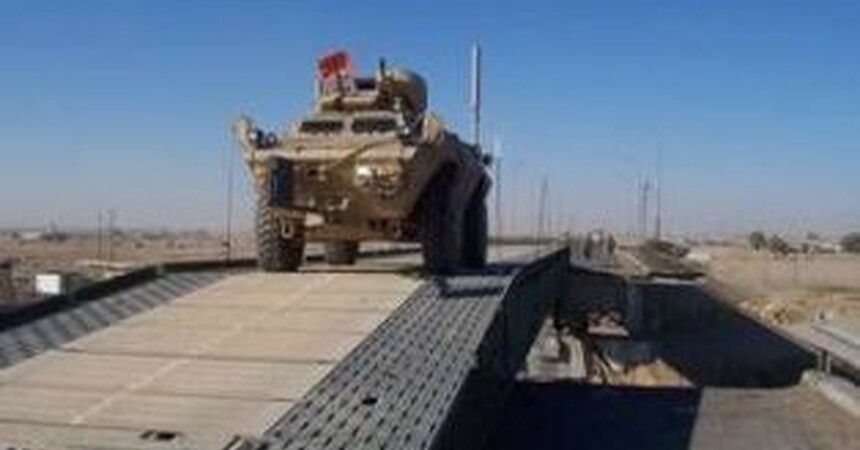 القوات العراقية وقوات التحالف تصلح جسر نهر دجلة 