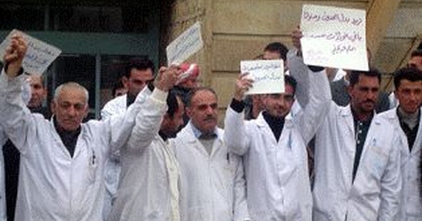 اطباء قضاء بغديدا يعتصمون احتجاجا على رواتبهم المتدنية