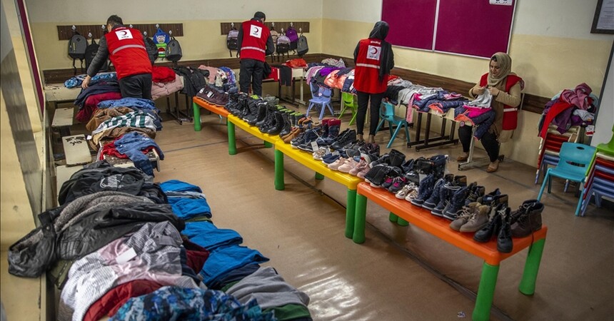 الهلال الأحمر التركي يقدم مساعدات لطلاب مدرسة عراقية