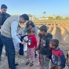 ضمن حملتها لمساعدة الفقراء: منظمة حمورابي تقوم بتوزيع كسوة شتوية في ناحية اليوسفية جنوب بغداد