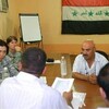 الجنود ورجال الاعمال العراقيين يناقشون مسألة الإعانة الطبية في منطقة عرب جبور 