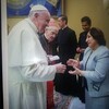 قداسة البابا فرانسيس يكرم السيدة باسكال وردا بميدالية لجهودها في المؤتمر الثالث للحوار الكاثوليكي الإسلامي في روما