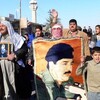مئات من المسلحين والأهالي في الدور يتظاهرون إستنكارا لتنفيذ حكم الإعدام بحق صدام حسين