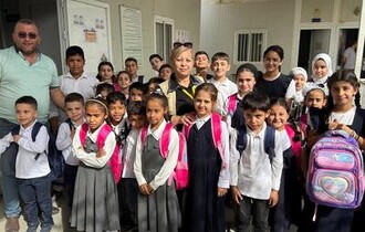 بدعم من متبرعين وبإشراف فرعها في أربيل، منظمة حمورابي لحقوق الإنسان ترسم البسمة على وجوه 194 طالباً نازحاً مع انطلاقة العام الدراسي الجديد