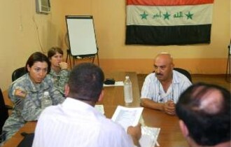 الجنود ورجال الاعمال العراقيين يناقشون مسألة الإعانة الطبية في منطقة عرب جبور 