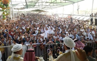 خطباء العيد في العراق حذروا من العنف وأكدوا استمرار الاحتجاج 