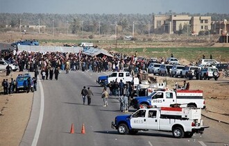 مسلحون يشتبكون مع قوة من الجيش العراقي ويمنعوها من اقتحام ساحة اعتصام الرمادي 