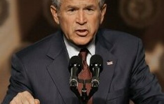 بوش يقول إن أميركا أكثر أمنا الآن والديمقراطيون يهاجمون سياسته في العراق 