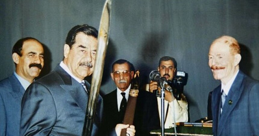 واشنطن تعيد سيفا ذهبيا لصدام حسين إلى بغداد 