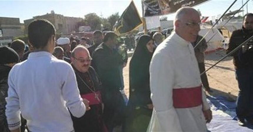 وفد الفاتيكان يسير مع زوار أربعينية الإمام الحسين