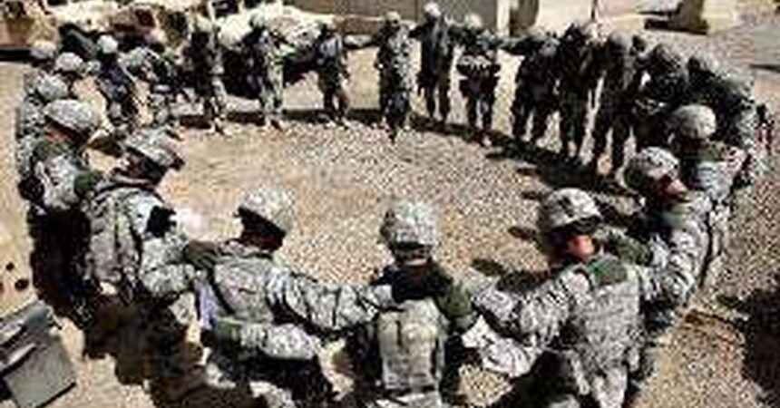 هجوم على قاعدة أمريكية في العراق يقتل اثنين ويُصيب العشرات