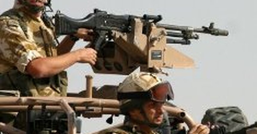 القوات البريطانية تقتحم مركزا للشرطة العراقية في مدينة البصرة والقوات الأميركية تعتقل إثنين من الإيرانيين