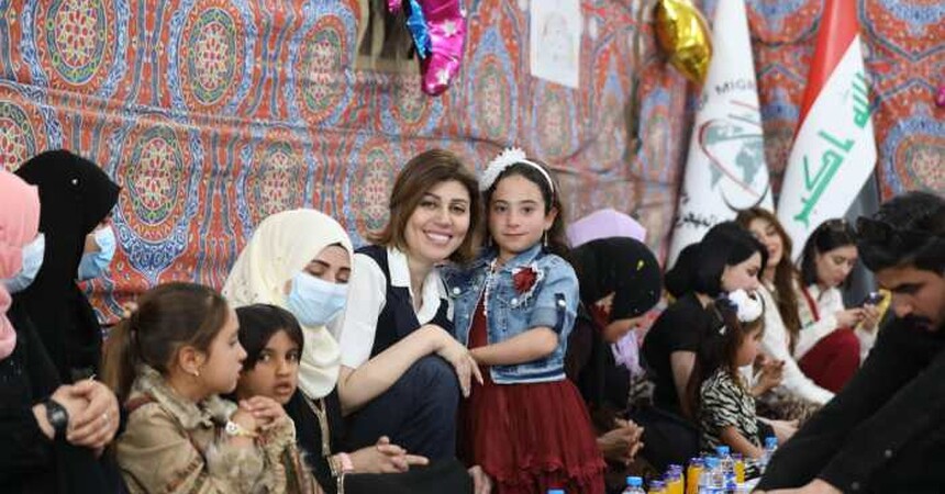 وزيرة الهجرة تشارك النازحين في مخيمات الموصل مائدة الإفطار في الشهر الفضيل
